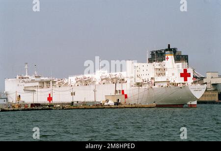 Una vista del quarto porto della nave militare dell'ospedale Sealift Command USNS COMFORT (T-AH-20) ormeggiata ad un molo. La nave è nello stato di forza di riserva pronta. Base: Baltimore Stato: Maryland (MD) Paese: Stati Uniti d'America (USA) Foto Stock