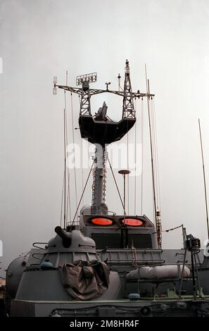 Una vista del lato posteriore dell'albero dell'USNS HIDDENSEE (185NS9201) con il ricevitore Square Head Identification-Friend-or-Foe (IFF) in alto a sinistra e l'antenna High Pole-B Electronic Warfare (EW) in alto a destra. La nave è ormeggiata presso la Naval Sea Systems Command Facility presso la Solomons Annex. Il missile corvette della classe Tarantul i costruito in Unione Sovietica è stato acquisito dalla marina federale tedesca nel novembre 1991, ed è attualmente in fase di test e valutazione da parte degli Stati Uniti Navy. Chiamata Rudolf Egelhofer quando faceva parte della marina della Germania orientale, la nave fu rinominata HIDDENSEE dopo la riunificazione Foto Stock