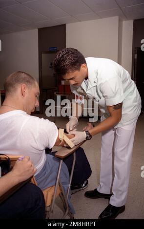 Un corpsman dell'ospedale prende un campione di sangue da una delle nuove reclute dell'azienda 215, l'ultima azienda a laurearsi dall'arruolamento Traaining Command, San Diego. La loro formazione è iniziata il 24th settembre e il 19 novembre 1993 passerà in rassegna per la laurea. Base: San Diego Stato: California (CA) Paese: Stati Uniti d'America (USA) Foto Stock