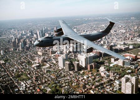 Una vista aria-aria lato sinistro di un 438th Airlift Wing, C-141 Starlifter che sorvola l'area del centro di Filadelfia, Pennsylvania. Il modello C-141, tail #40616, offre capacità di sollevamento a lungo raggio per Air Mobility Command. Data esatta dell'acquisizione sconosciuta. Base: McGuire Air Force base Stato: New Jersey (NJ) Paese: Stati Uniti d'America (USA) Foto Stock