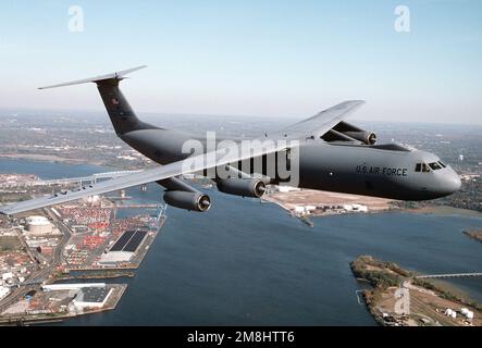 Una vista aria-aria lato destro di un 438th Airlift Wing, C-141 Starlifter che sorvola il Delaware River e Filadelfia, Pennsylvania. Il modello C-141, tail #40616, offre capacità di sollevamento a lungo raggio per Air Mobility Command. Data esatta dell'acquisizione sconosciuta. Base: McGuire Air Force base Stato: New Jersey (NJ) Paese: Stati Uniti d'America (USA) Foto Stock