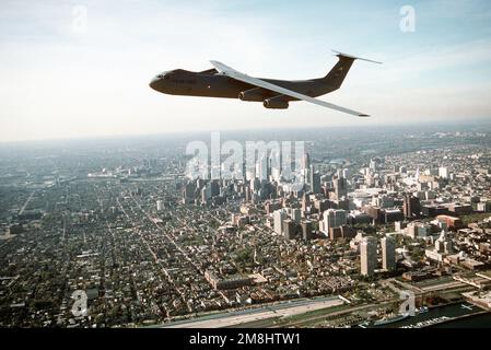 Una vista aria-aria lato sinistro di un 438th Airlift Wing, C-141 Starlifter che sorvola l'area del centro di Filadelfia, Pennsylvania. Il modello C-141, tail #40616, offre capacità di sollevamento a lungo raggio per Air Mobility Command. Data esatta dell'acquisizione sconosciuta. Base: McGuire Air Force base Stato: New Jersey (NJ) Paese: Stati Uniti d'America (USA) Foto Stock