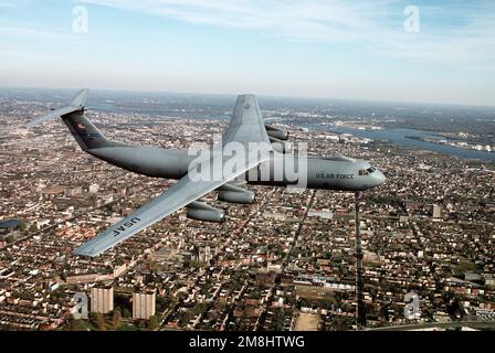 Una vista aria-aria lato destro di un 438th Airlift Wing, C-141 Starlifter che sorvola i sobborghi di Filadelfia, Pennsylvania. Il modello C-141, tail #40616, offre capacità di sollevamento a lungo raggio per Air Mobility Command. Data esatta dell'acquisizione sconosciuta. Base: McGuire Air Force base Stato: New Jersey (NJ) Paese: Stati Uniti d'America (USA) Foto Stock