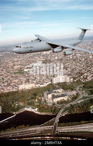 Una vista dall'alto a sinistra di un'Ala Airlift 438th, dello Starlifter C-141 che sorvola il Museo d'Arte di Philadelphia, il Fiume Schuylkill e il centro di Philadelphia. Il modello C-141, tail #40616, offre capacità di sollevamento a lungo raggio per Air Mobility Command. Data esatta dell'acquisizione sconosciuta. Base: McGuire Air Force base Stato: New Jersey (NJ) Paese: Stati Uniti d'America (USA) Foto Stock