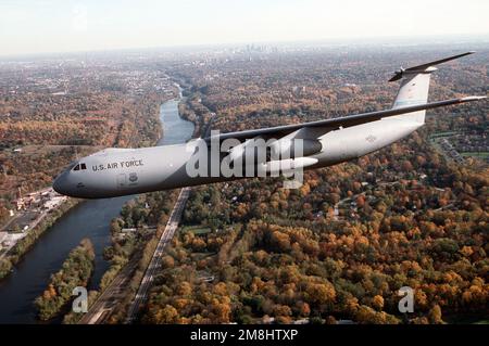 Una vista aria-aria lato sinistro di un 438th Airlift Wing, C-141 Starlifter che sorvola i sobborghi di Philadelphia, Pennsylvania. Il modello C-141, tail #40616, offre capacità di sollevamento a lungo raggio per Air Mobility Command. Data esatta dell'acquisizione sconosciuta. Base: McGuire Air Force base Stato: New Jersey (NJ) Paese: Stati Uniti d'America (USA) Foto Stock