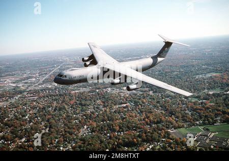 Una vista aria-aria lato sinistro di un 438th Airlift Wing, C-141 Starlifter che sorvola i sobborghi di Philadelphia, Pennsylvania. Il modello C-141, tail #40616, offre capacità di sollevamento a lungo raggio per Air Mobility Command. Data esatta dell'acquisizione sconosciuta. Base: McGuire Air Force base Stato: New Jersey (NJ) Paese: Stati Uniti d'America (USA) Foto Stock