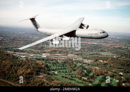 Una vista aria-aria lato destro di un 438th Airlift Wing, C-141 Starlifter che sorvola il terreno vicino a McGuire AFB. Il modello C-141, tail #40616, offre capacità di sollevamento a lungo raggio per Air Mobility Command. Data esatta dell'acquisizione sconosciuta. Base: McGuire Air Force base Stato: New Jersey (NJ) Paese: Stati Uniti d'America (USA) Foto Stock