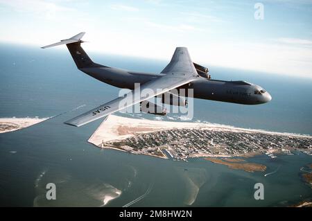 Una vista aria-aria lato destro di un 438th Airlift Wing, C-141 Starlifter che sorvola la costa settentrionale del New Jersey vicino McGuire AFB. Il modello C-141, tail #40616, offre capacità di sollevamento a lungo raggio per Air Mobility Command. Data esatta dell'acquisizione sconosciuta. Base: McGuire Air Force base Stato: New Jersey (NJ) Paese: Stati Uniti d'America (USA) Foto Stock