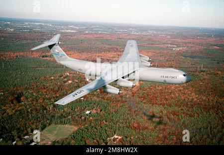 Una vista aria-aria lato destro di un 438th Airlift Wing, C-141 Starlifter che sorvola gli alberi di colore autunnale vicino McGuire AFB. Il modello C-141, tail #40616, offre capacità di sollevamento a lungo raggio per Air Mobility Command. Data esatta dell'acquisizione sconosciuta. Base: McGuire Air Force base Stato: New Jersey (NJ) Paese: Stati Uniti d'America (USA) Foto Stock