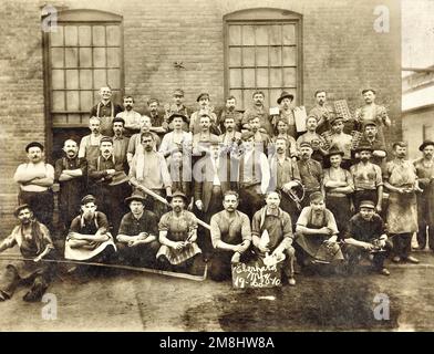 Lavoratori antiquati presso l'azienda produttrice di prodotti, hardware, utensili, Eberhard Manufacturing Company, 1900, Inizio del secolo operai di fabbrica, foto Foto Stock