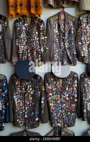 Medaglie militari e uniformi in vendita, Buhkara, Uzbekistan Foto Stock