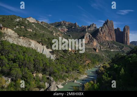 Il bellissimo paesaggio delle famose formazioni rocciose di Mallos de Riglos in Spagna Foto Stock