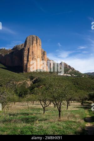 Il bellissimo paesaggio delle famose formazioni rocciose di Mallos de Riglos in Spagna Foto Stock