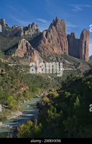 Il bellissimo paesaggio delle famose formazioni rocciose di Mallos de Riglos in Spagna Foto Stock