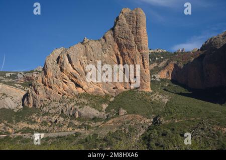 Il bellissimo paesaggio delle famose formazioni rocciose di Mallos de Riglos in Spagna Foto Stock