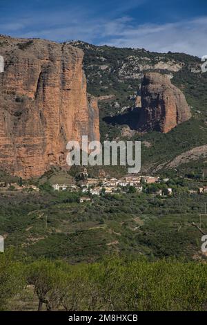 Il bellissimo paesaggio delle famose formazioni rocciose di Mallos de Riglos in Spagna Foto Stock