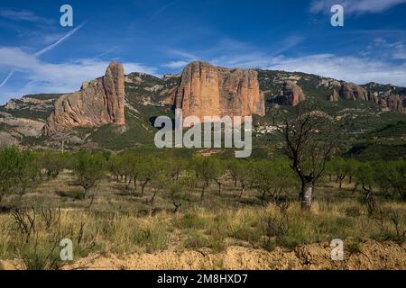 Il bellissimo paesaggio delle famose formazioni rocciose di Mallos de Riglos in Spagna Foto Stock