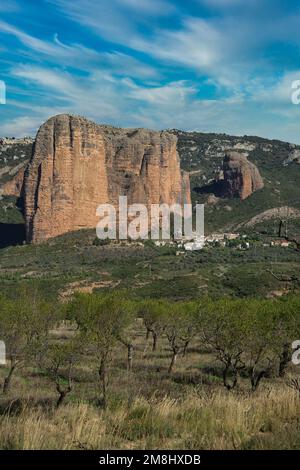 Il bellissimo paesaggio delle famose formazioni rocciose di Mallos de Riglos in Spagna Foto Stock