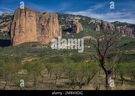 Il bellissimo paesaggio delle famose formazioni rocciose di Mallos de Riglos in Spagna Foto Stock