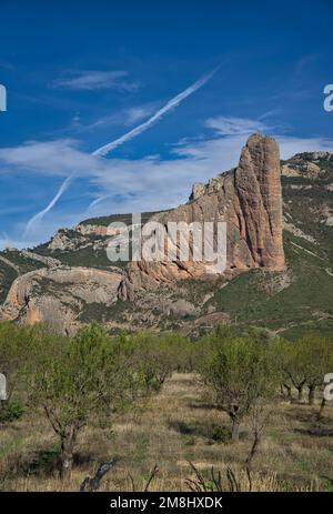 Il bellissimo paesaggio delle famose formazioni rocciose di Mallos de Riglos in Spagna Foto Stock