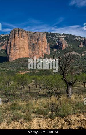 Il bellissimo paesaggio delle famose formazioni rocciose di Mallos de Riglos in Spagna Foto Stock