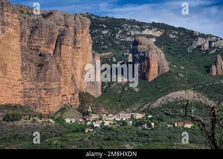 Il bellissimo paesaggio delle famose formazioni rocciose di Mallos de Riglos in Spagna Foto Stock