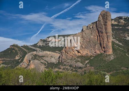 Il bellissimo paesaggio delle famose formazioni rocciose di Mallos de Riglos in Spagna Foto Stock