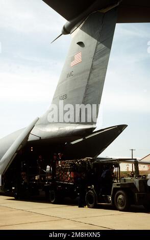 Il personale della Marina che utilizza un carrello elevatore a forche su terreni accidentati scarica l'attrezzatura della Marina che include un pallet di munizioni dell'aeromobile Starlifter C-141b. L'aereo trasportava i primi Marines (33) a Guantánamo Bay a sostegno dei recenti problemi di Haiti. Base: Guantánamo Bay Nazione: Cuba (CUB) Foto Stock