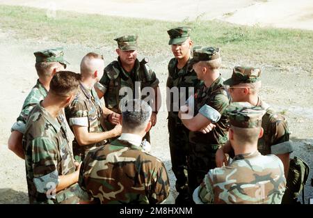 Al loro arrivo, la squadra di 33 uomini Marine è informato su che cosa sono previsti per fare. I Marines provengono da Camp Lejeune, NC, e sono i primi ad arrivare a Guantánamo Bay a sostegno dei recenti problemi di Haiti. Base: Guantánamo Bay Nazione: Cuba (CUB) Foto Stock