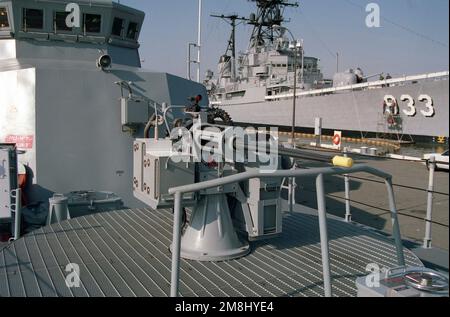 Vista ravvicinata della pistola Mark 38 25mm montata sulla prua della nave di pattuglia costiera USS TEMPEST (PC-2). La nave è ormeggiata al Washington Navy Yard ed è aperta per visite pubbliche. Base: Washington Stato: District of Columbia (DC) Nazione: Stati Uniti d'America (USA) Foto Stock