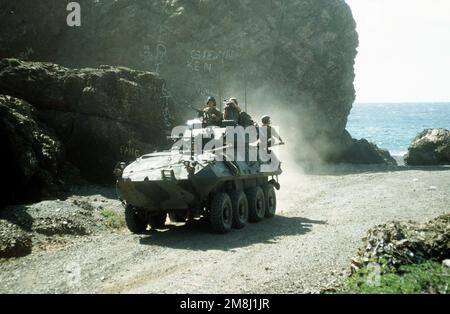 I Marines DEGLI STATI UNITI del 2nd Battaglione di fanteria blindata di luce pattugliano la base navale in un veicolo blindato leggero (LAV) come parte di due giorni di addestramento. I Marines sono attualmente stazionati a bordo della USS NASSAU come parte dell'operazione. Soggetto operativo/Serie: SOSTENERE LA DEMOCRAZIA base: Base navale, Guantánamo Bay Paese: Cuba (CUB) Foto Stock