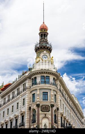 Particolare della parte superiore dell'edificio dove risiede l'Hotel Four Season Foto Stock