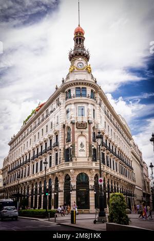 Madrid, Spagna - 20 giugno 2022: Edificio Four Seasons Hotel con negozio Hermes al primo piano Foto Stock