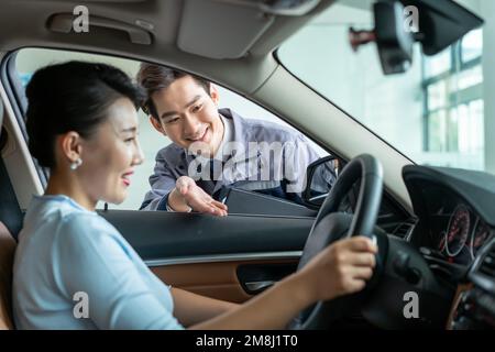 Riparazione di meccanici del personale con il cliente Foto Stock