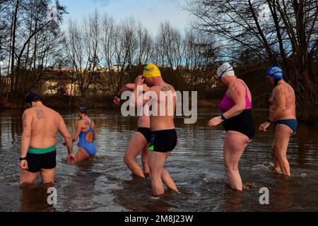 Mlada Boleslav, Repubblica Ceca. 14th Jan, 2023. I nuotatori partecipano alla tradizionale competizione invernale di gennaio a Mlada Boleslav (50 km a nord di Praga), nella Repubblica Ceca. Gli appassionati di nuoto ogni anno si sfidano nelle acque fredde del fiume Jizera per una nuotata il mese di gennaio. Quest'anno, circa 170 nuotatori hanno partecipato all'evento con temperature dell'acqua di 4,9 gradi Celsius. (Credit Image: © Slavek Ruta/ZUMA Press Wire) SOLO PER USO EDITORIALE! Non per USO commerciale! Credit: ZUMA Press, Inc./Alamy Live News Foto Stock