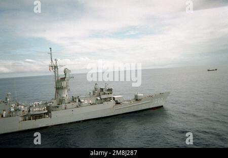 La fregata di addestramento della classe Knox USS AINSWORTH (FFT-1090) intercetta l'Haitian Bound Honduran-nave mercantile BANDIERA NERA EAGLE nel passaggio sopravento circa 15 miglia ad ovest di Haiti per l'imbarco 100th di una nave da quando l'embargo delle Nazioni Unite è entrato in vigore il 18th ottobre. L'AINSWORTH fa parte della Task Force congiunta 120, incaricata di svolgere l'operazione Support Democracy. L'AINSWORTH è permanentemente assegnato al Naval Surface Group Six e trasporta un SH-60 Seahawk Light Airborne polivalenti System (LAMPADE) Mark i distaccamento elicottero. Operazione/Serie oggetto: SUPPORTO DE Foto Stock