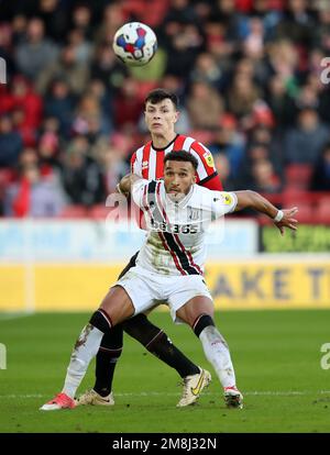 Anel Ahmedhodzic di Sheffield United (Behind e Jacob Brown di Stoke City combattono per la palla durante la partita del campionato Sky Bet a Bramall Lane, Sheffield. Data immagine: Sabato 14 gennaio 2023. Foto Stock