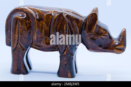 showpiece di rinoceronte in legno fatto a mano per la decorazione Foto Stock
