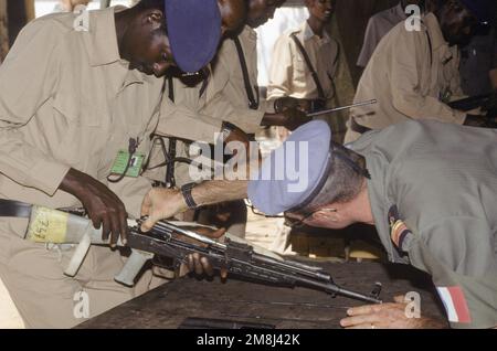 Un soldato francese del Military Instruction Advisory Detachment (IMAD) del 5th Regiment International Army Overseas (RIAOM) allena i poliziotti somali sull'assemblaggio e lo smontaggio del fucile d'assalto AK-47 a Baidoa. I francesi stanno fornendo formazione alla polizia somala a Baidoa e Buurhakaba. Soggetto operativo/Serie: UNOSOM II base: Baidoa Paese: Somalia (SOM) Foto Stock