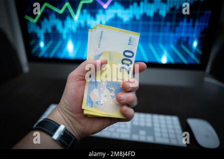 in una mano sono detenuti circa 200 banconote in euro Foto Stock