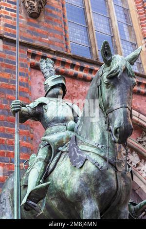 Brema, Germania - Novemeber 13, 2022: Scultura di cavaliere di fronte al vecchio municipio di Brema in stato libera città anseatica di Brema in Germania Foto Stock