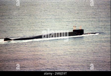 Una vista aerea a poppa del sottomarino missilistico balistico russo della classe DELTA IV a propulsione nucleare in corso in superficie. Paese: Mar Baltico Foto Stock