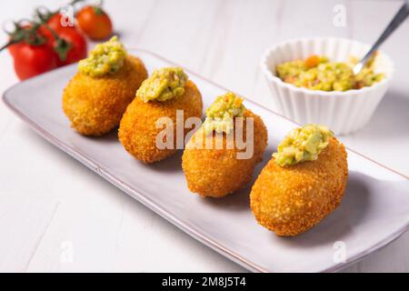 Crocchette di avocado guacamole. Porzione di impasto ottenuta da una salsa densa come il bechamel e una mincemeat di vari ingredienti o verdure. Foto Stock