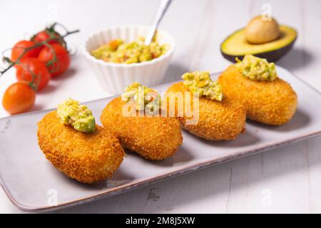 Crocchette di avocado guacamole. Porzione di impasto ottenuta da una salsa densa come il bechamel e una mincemeat di vari ingredienti o verdure. Foto Stock