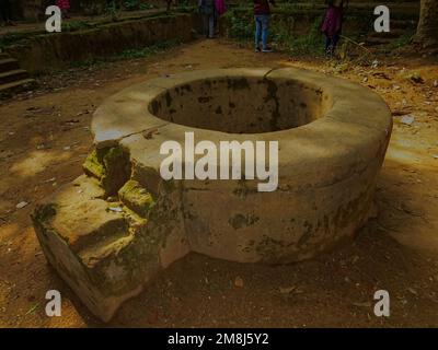 antico pozzo nel vecchio palazzo Foto Stock