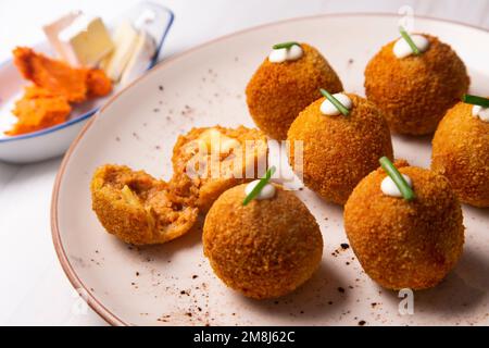 Crocchette di sobrasada e brie. Porzione di impasto ottenuta da una salsa densa come il bechamel e una mincemeat di vari ingredienti o verdure. Foto Stock