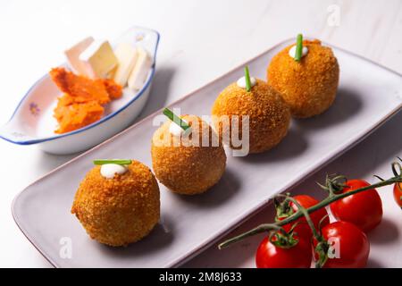 Crocchette di sobrasada e brie. Porzione di impasto ottenuta da una salsa densa come il bechamel e una mincemeat di vari ingredienti o verdure. Foto Stock