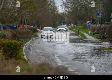 Avon Valley, Fordingbridge, Hampshire, Regno Unito, 14th gennaio 2023, Tempo: Alluvione in zone basse dopo piogge più pesanti durante la notte. Gli allertamenti e le alluvioni coprono le aree vicine al fiume Avon. Credit: Paul Biggins/Alamy Live News Foto Stock