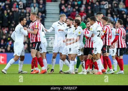 Sunderland, Regno Unito. 14th Jan, 2023. Un altercation erutta in campo durante la partita del campionato Sky Bet tra Sunderland e Swansea City allo Stadio di Light, Sunderland, Regno Unito, 14th gennaio 2023 (Foto di Dan Cooke/News Images) a Sunderland, Regno Unito, il 1/14/2023. (Foto di Dan Cooke/News Images/Sipa USA) Credit: Sipa USA/Alamy Live News Foto Stock