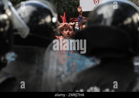 Tunisia. 14th Jan, 2023. La società civile e i partiti politici protestano contro le regole dei presidenti a Tunisi, Tunisia, il 14 gennaio 2023. I partiti dell'opposizione e altri arrabbiati per la crisi economica della Tunisia e la deriva sempre più autoritaria del presidente stanno pianificando di attraversare la capitale sabato per segnare 12 anni da quando i manifestanti tunisini hanno scatenato le rivolte della Primavera araba in tutta la regione. (Foto di Mohamed KRIT/Sipa USA) Credit: Sipa USA/Alamy Live News Foto Stock